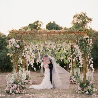 Guirnalda de fulles d'heura de vinya de flors artificials de glicines, flors de roses de seda, vinya de corda de vímet, flor d'arc de casament, decoració del jardí de la llar